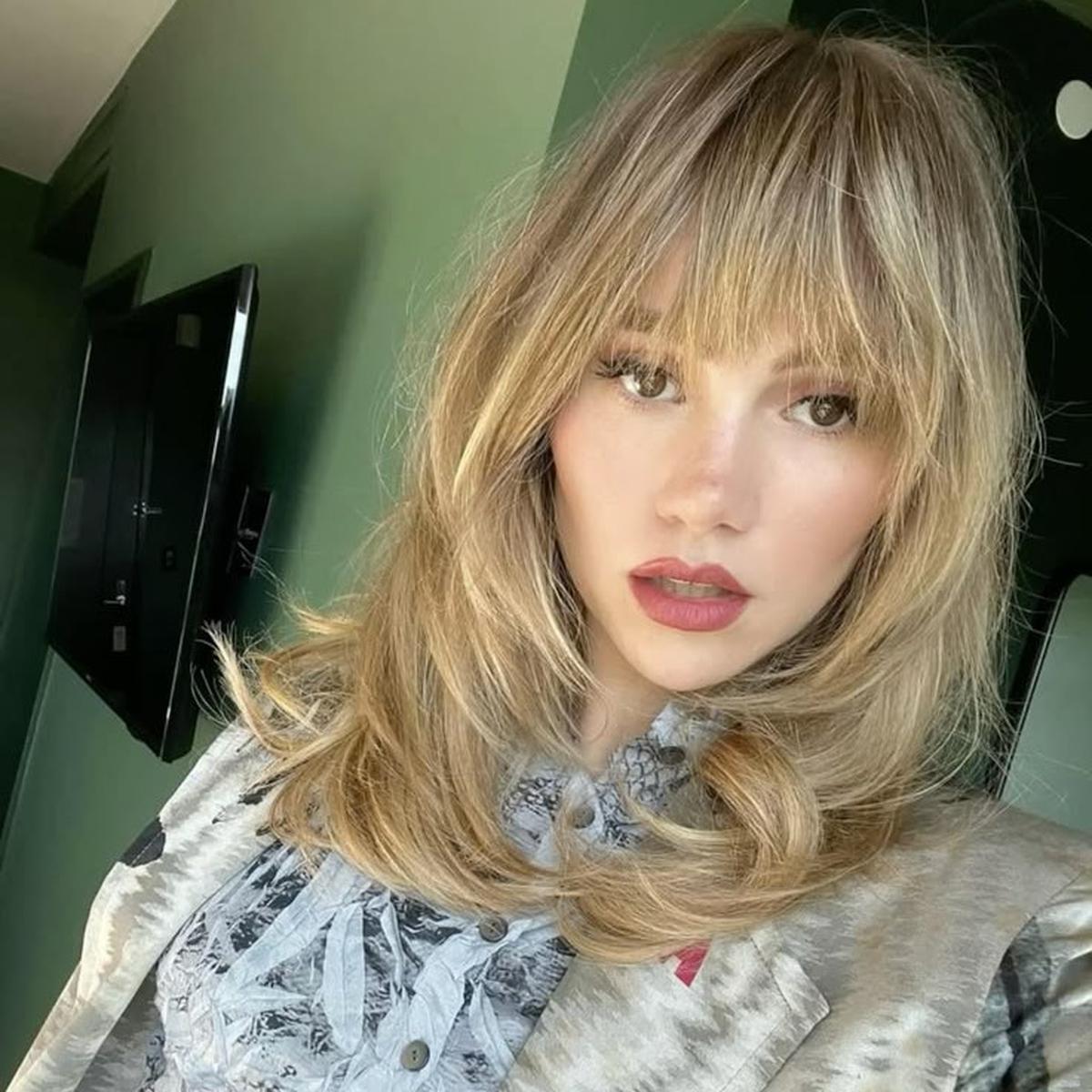 Suki Waterhouse Dengan Wispy Bangs-nya (©Pinterest)