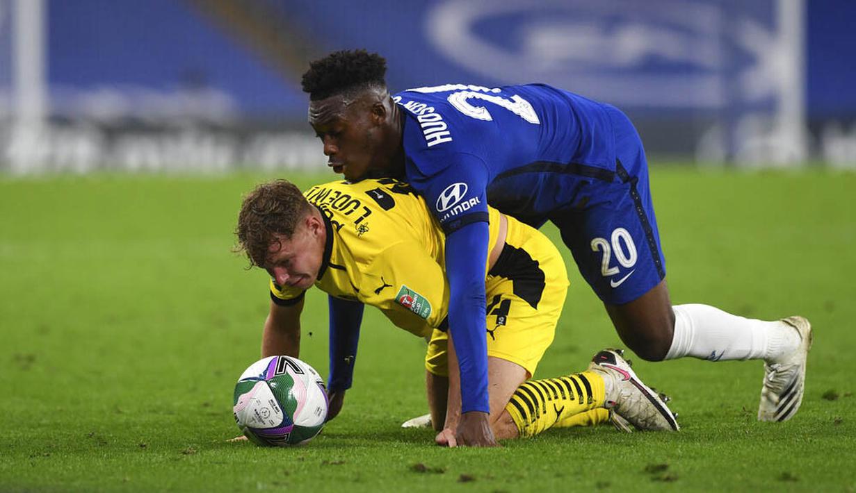 Pemain Chelsea, Callum Hudson-Odoi, berebut bola dengan pemain Barnsley, Kilian Ludewig, pada laga Piala Liga Inggris di Stadion Stamford Bridge, Kamis (24/9/2020). Chelsea menang dengan skor 6-0. (AP Photo/Neil Hall)
