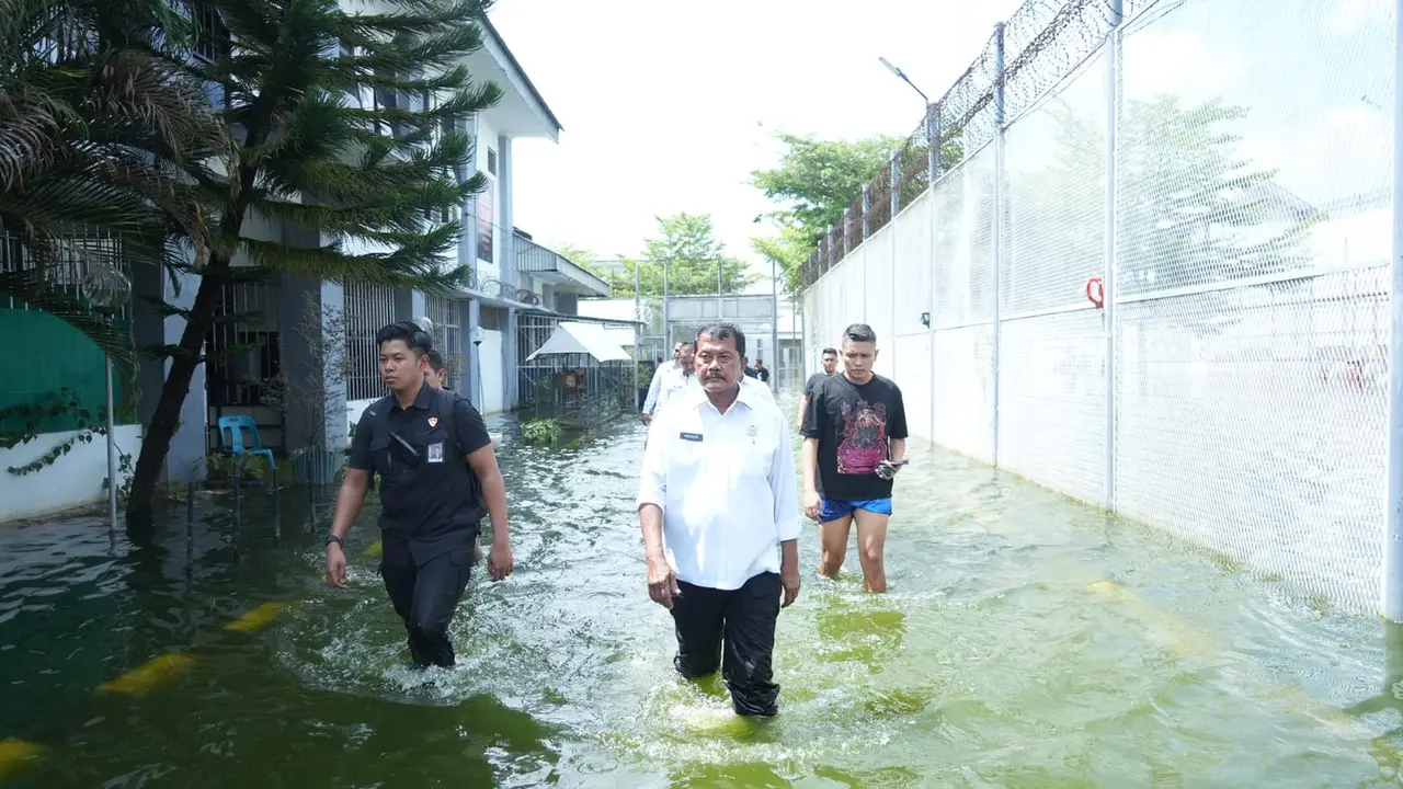 Direktur Jenderal Pemasyarakatan (Dirjen PAS) Mashudi meninjau langsung UPT Pemasyarakatan terdampak bencana banjir di Sumatera Utara (Sumut).