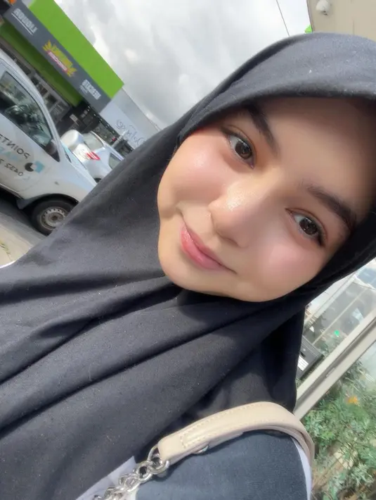 Gaya riasannya memberi impresi segar tanpa kesan berlebihan. Sesuai dengan usianya yang masih belia. [@siennn.kasya].