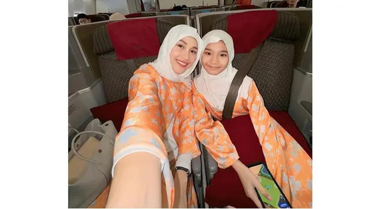 6 Potret Ayu Ting Ting dan Bilqis Berangkat Umrah, Akhir Tahun Bareng Keluarga