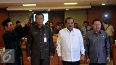 Jaksa Agung HM Prasetyo (Tengah) di dampingi Jamdatun Noor Rochmad (Kiri), dan Jampitsus Widyo Pramono (Kanan) di ambil sumpah sebelum rapat dengan Panitia Khuusus (Pansus) Pelindo, di Jakarta, Kamis (29/10/2015). (Liputan6.com/Johan Tallo)