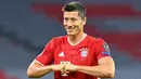 1. Robert Lewandowski - Lewandowski mampu menunjukan performa terbaiknya dan menjadi top skor sementara di kompetisi Liga Champions 2019/2020. Ketajaman penyerang asal Polandia menjadi kunci mesin gol Bayern Munchen di Liga Champions. (AFP/Tobias Schwarz)