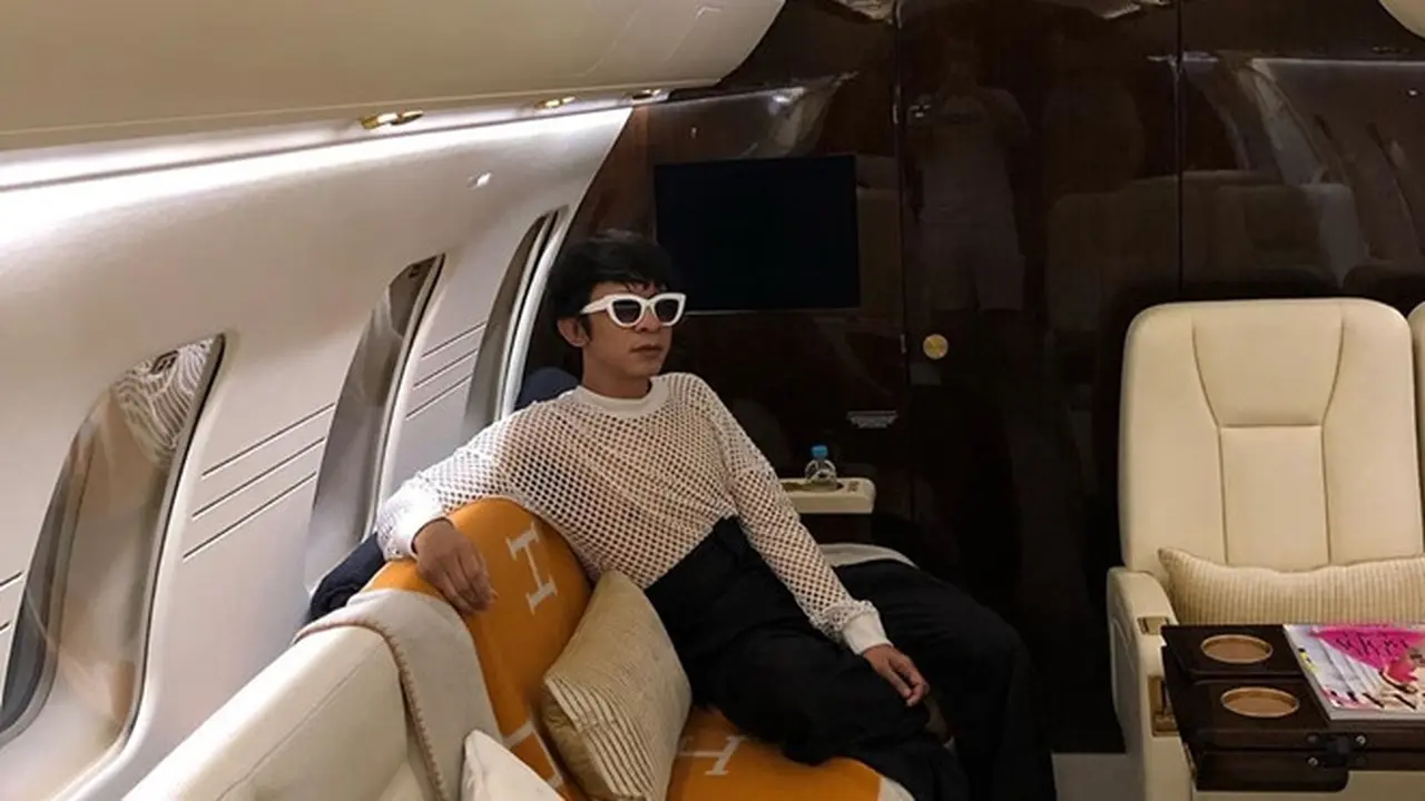 6 Potret Gaya Aming Saat Naik Jet Pribadi, Elegan dan Mewah