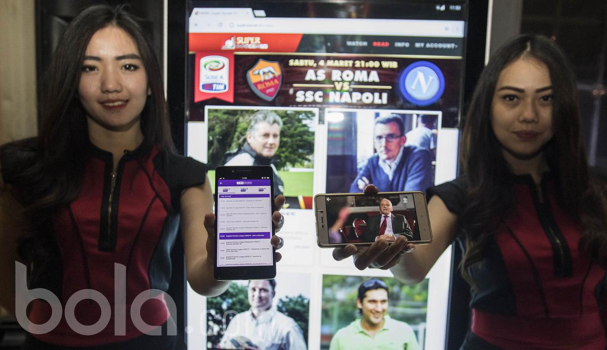 SPG menunjukan aplikasi hasil kolaborasi antara Super Soccer TV dengan BeIN Sport usai pengumuman kerjasama kedua belah pihak di Foundry 8, Jakarta, Kamis (2/3/2017). (Bola.com/Vitalis Yogi Trisna)
