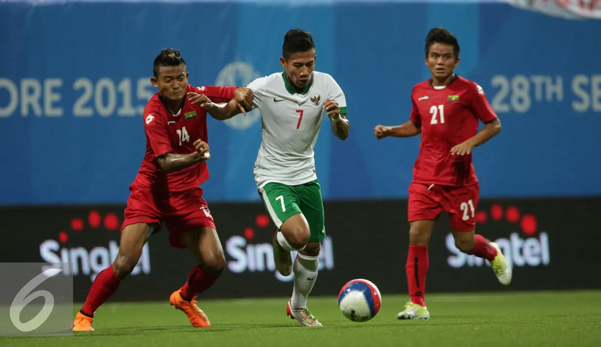 Gelandang timnas Indonesia U-23, Ahmad Nufiandani (tengah) berebut bola dengan Ko Ko Thein Phyo (kiri-Myanmar) di penyisihan grup A Sea Games 2015 di Stadion Jalan Besar, Singapura, Selasa (2/6). Indonesia kalah 4-2. (Liputan6.com/Helmi Fithriansyah)   