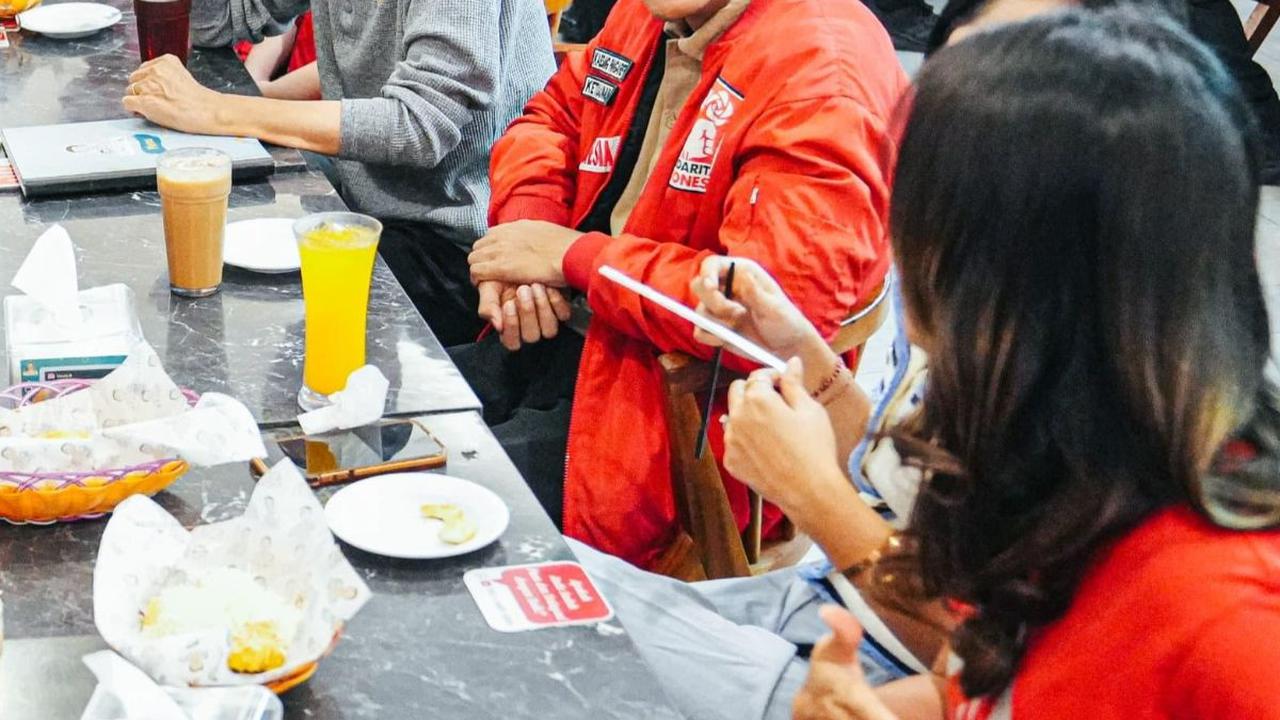 "Saya sebagai ketua umum berharapnya seperti itu (Jokowi bergabung ke PSI). Insyaallah, kalau mau, nanti bisa pakai jaket ini (jaket PSI dengan identitas ketua umum), tapi tanpa nama saya," kata Kaesang seusai makan malam bareng Jokowi.