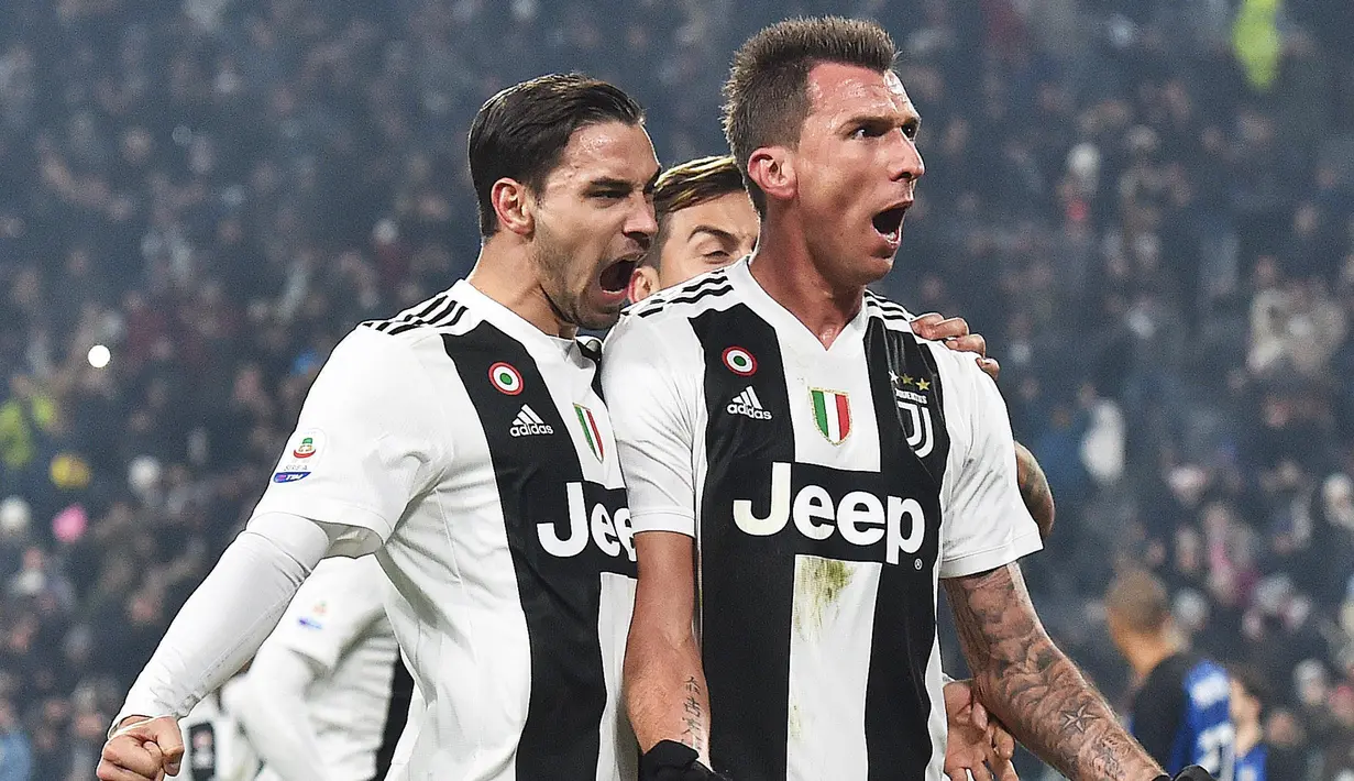 Striker Juventus, Mario Mandzukic, melakukan selebrasi usai mencetak gol ke gawang Inter Milan pada laga Serie A di Stadion Allianz, Turin, Jumat (7/12). Juventus menang 1-0 atas Inter Milan. (AP/Andrea Di Marco)