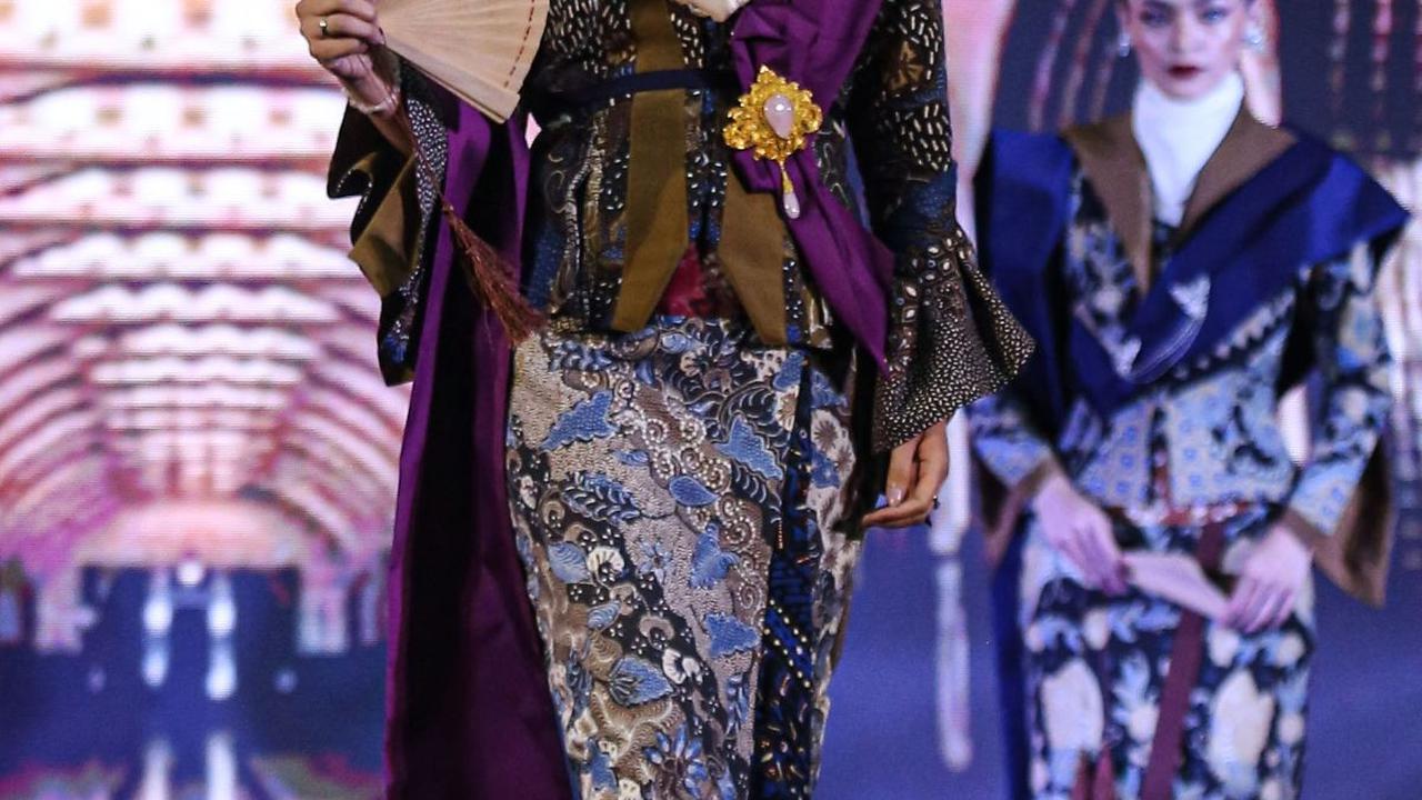 Novita Hardini berkesempatan memperagakan busana rancangannya Deden Siswanto. Dengan parasnya yang cantik dan rupawan, aksinya di catwalk menjadi pusat perhatian.