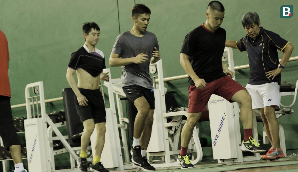 Tim ganda putra Indonesia saat latihan fisik di Pelatnas Bulutangkis, Cipayung, Jakarta, Senin (7/5/2018). Latihan tersebut untuk persiapan jelang Piala Thomas pada 20-27 Mei 2018 di Thailand. (Bola.com/M Iqbal Ichsan)