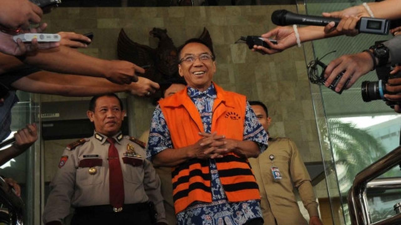 Usai diperiksa KPK, Jero Wacik umbar senyuman
