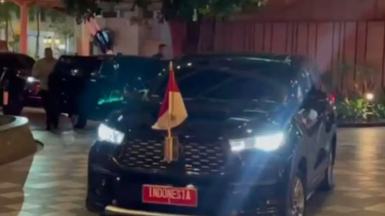 Presiden Joko Widodo (Jokowi) tetap menggunakan mobil Toyota Innova Zenix sebagai kendaraan operasional