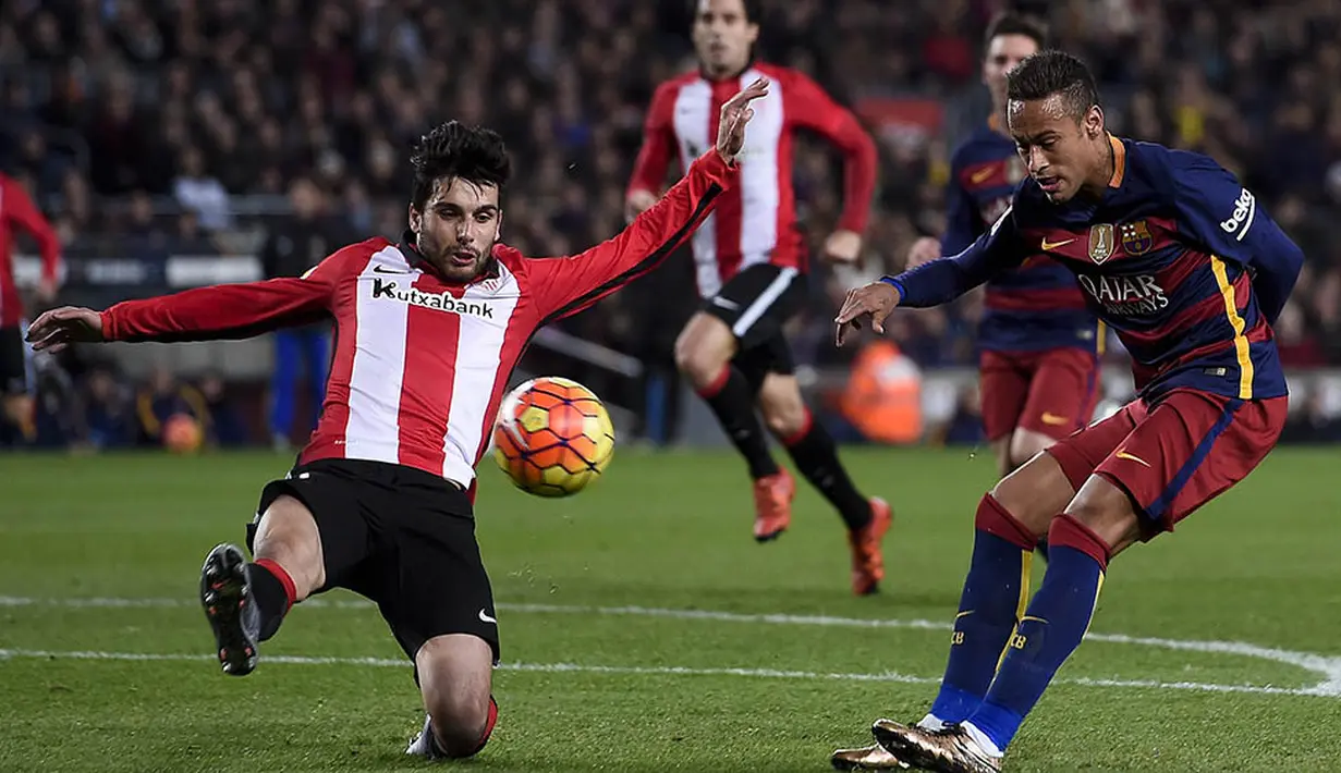 Pemain Barcelona, Neymar, berusaha melewati hadangan bek Athletic Bilbao, Eneko Boveda. Barca kini hanya terpaut dua poin dari pimpinan klasemen, Atletico Madrid. (AFP/Josep Lago)