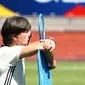 Pelatih Jerman, Joachim Loew tampak serius mengamati latihan para pemain Jerman jelang melawan Prancis pada semi-final piala Eropa 2016 di Evian, Prancis, (7/7/2016). (EPA/Christian Charisius)