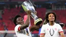 Pemain Bayern Munchen, Alphonso Davies, mengangkat trofi gelar juara Piala Super Eropa 2020 usai mengalahkan Sevilla di Puskas Arena, Budapest, Jumat (25/9/2020) dini hari WIB. Bayern Munchen menang 2-1 atas Sevilla.(AFP/Tibor Illyes/pool)