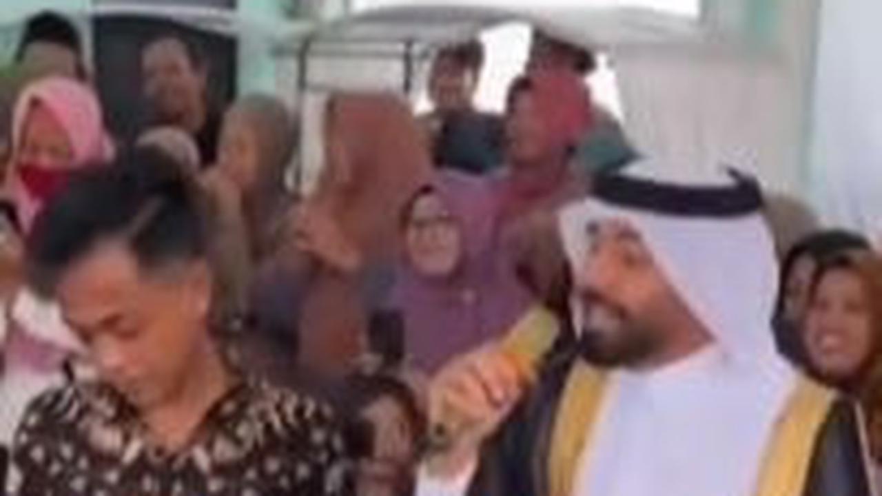 Diketahui, si pengantin tak lain merupakan asisten rumah tangga (ART) yang bekerja di kediaman sang majikan di tanah arab.&nbsp;<br>