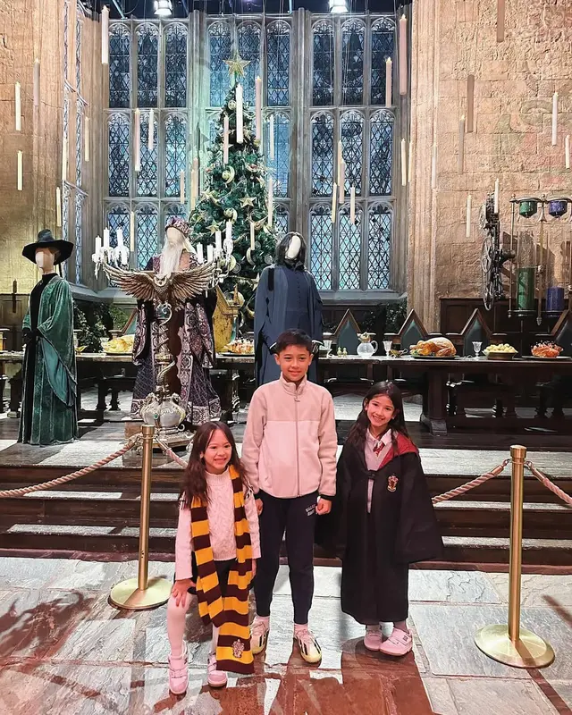 Dikira anak padahal adik, ini 6 potret Bradley usianya terpaut 20 tahun dengan Yasmine Wildblood