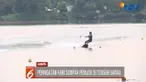 Meski ada yang berhasil mendarat sempurna di atas landasan, namun banyak juga yang gagal mendarat dan masuk ke dalam air.