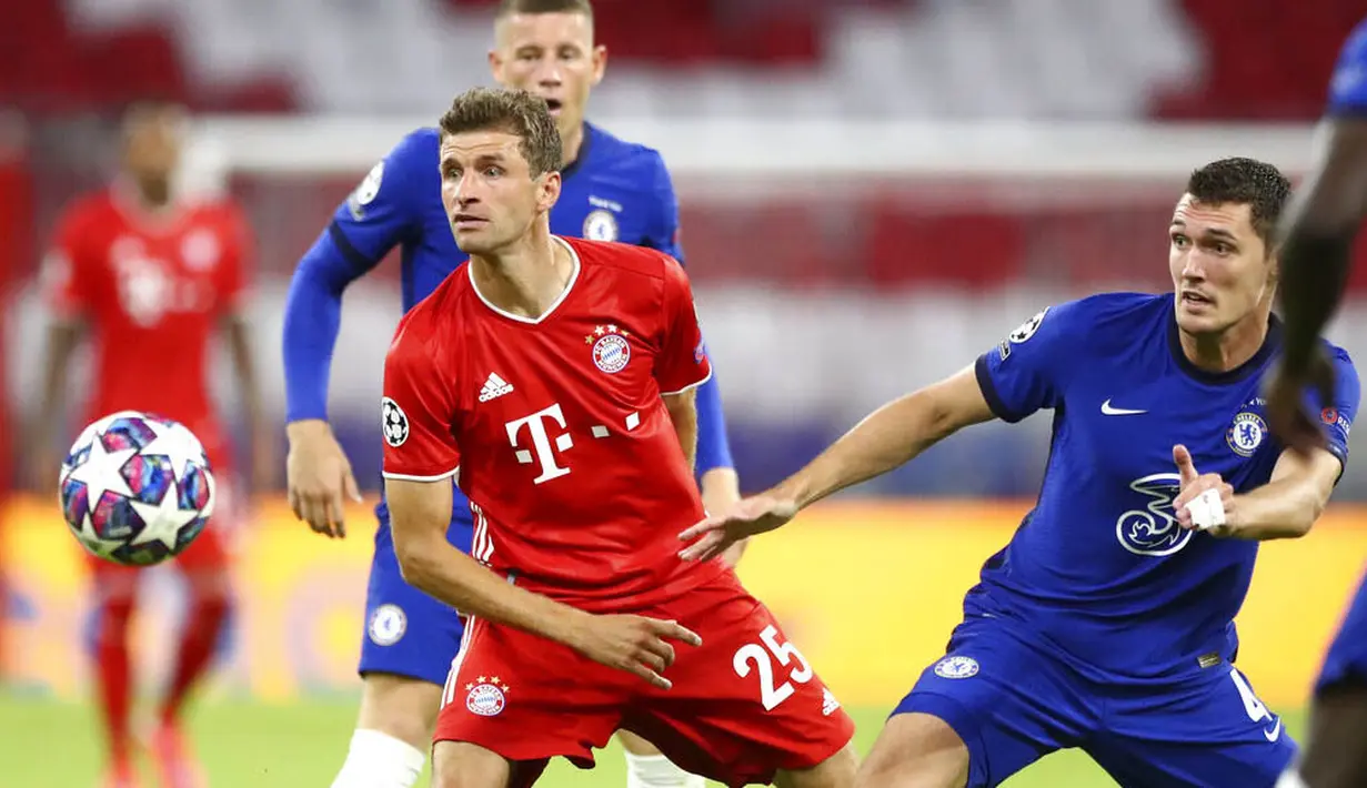 Pemain Bayern Munchen, Thomas Mueller, berebut bola dengan pemain Chelsea, Andreas Chistensen, pada laga Liga Champions di Allianz Arena, Sabtu (8/8/2020). Bayern Munchen menang 4-1 atas Chelsea. (AP/Matthias Schrader)