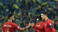 Aksi Pemain Portugal, Cristiano Ronaldo dan Bruno Fernandes, saat melawan Azerbaijan pada kualifikasi Piala Dunia 2022 Zona Eropa, di Allianz Stadium, Kamis (25/3/2021). (AFP/Genya Savilov)