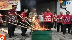 Pemusnahan dilakukan dengan cara dibakar dan disaksikan berbagai pihak termasuk Bawaslu dan kepolisian.