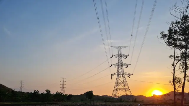 Saluran Udara Tegangan Ekstra Tinggi (SUTET) Pemalang-Mandirancan berkapasitas 500 kilo Volt (kV),
