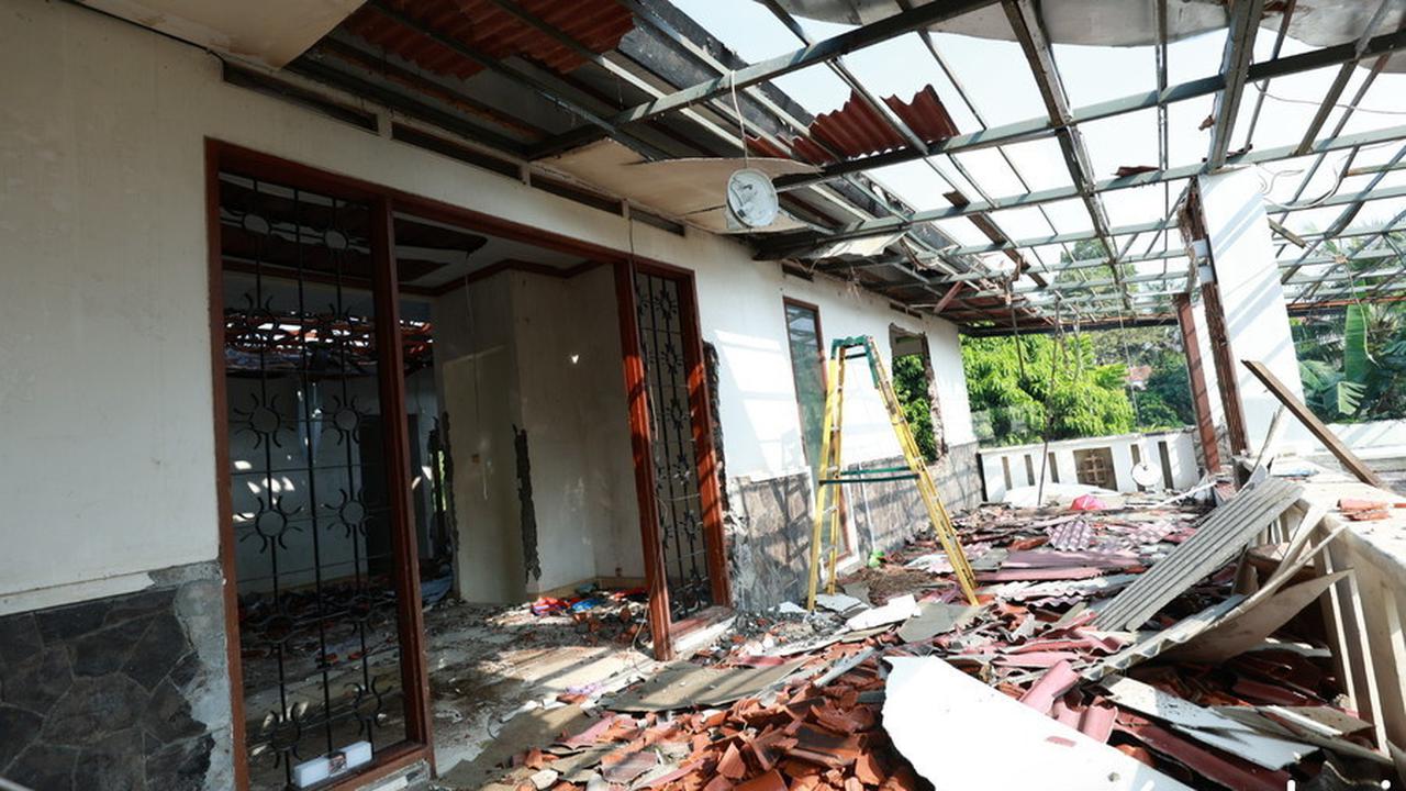 9 Potret Rumah Atalarik Syach yang Dieksekusi Aparat, Dinding Rumah Jebol dan Genteng Hancur