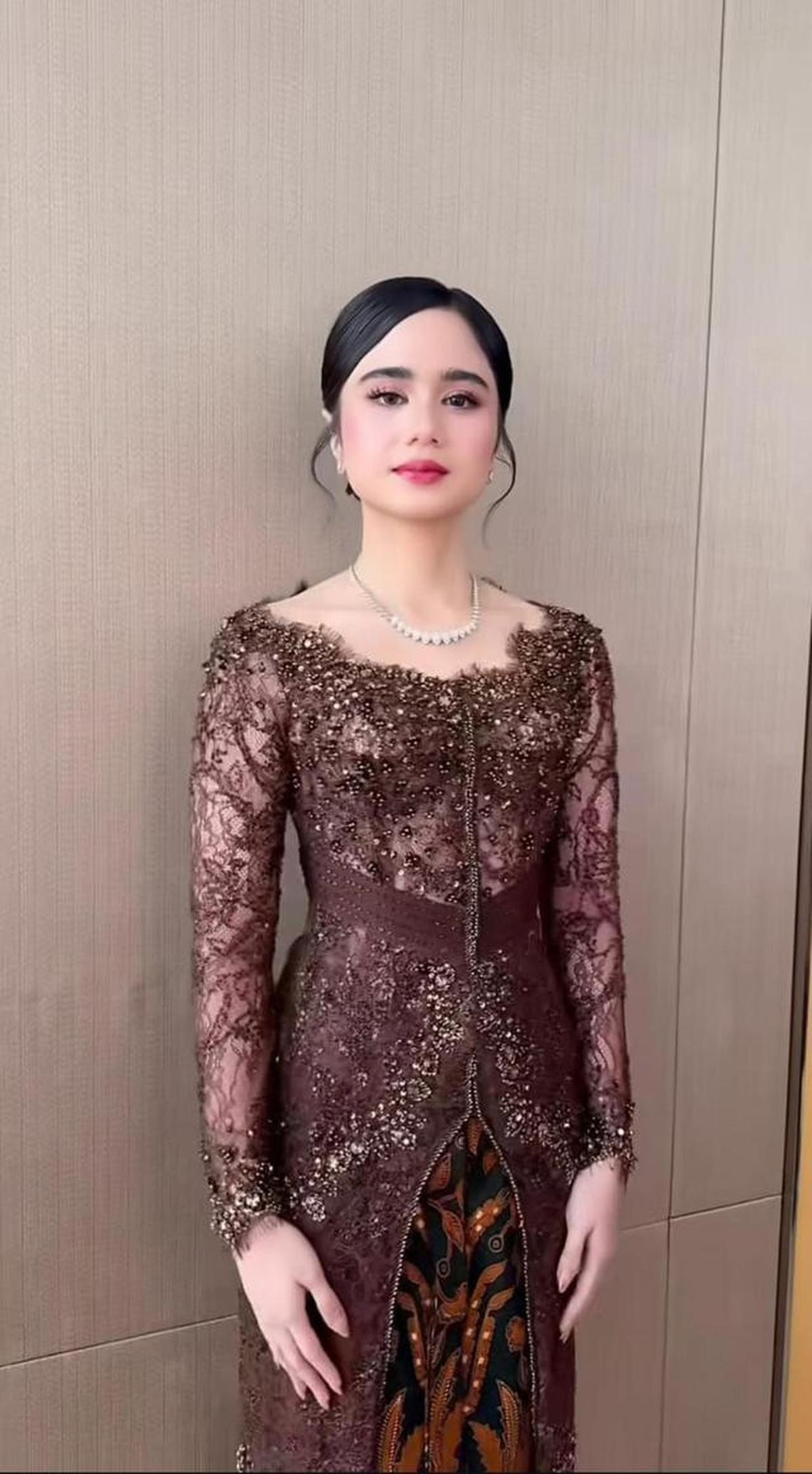 Inspirasi Kebaya ala Tissa Biani di Acara Pernikahan El Rumi dan Syifa Hadju, Cantiknya Mewah