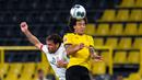 Gelandang Borussia Dortmund, Axel Witsel, berebut bola dengan penyerang Mainz, Adam Szalai, pada laga lanjutan Bundesliga di Signal Iduna Park, Dortmund, Kamis (18/6/2020) dini hari WIB. Borussia Dortmund menyerah 0-2 atas Mainz. (AFP/Guido Kirchner/pool)
