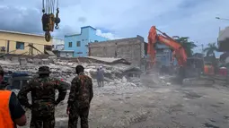 Sedikitnya 14 orang tewas dan beberapa lainnya tertimbun reruntuhan dan longsor, setelah gempa bumi dahsyat mengguncang Port Vila, Vanuatu. (Foto oleh AFP)