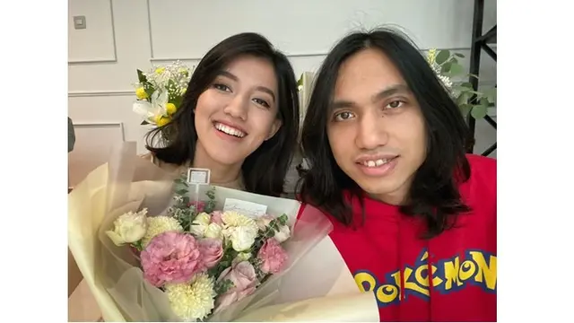 Momen Gerald saat memberi kejutan ulang tahun Ify, ia memberikan bunga yang cantik.