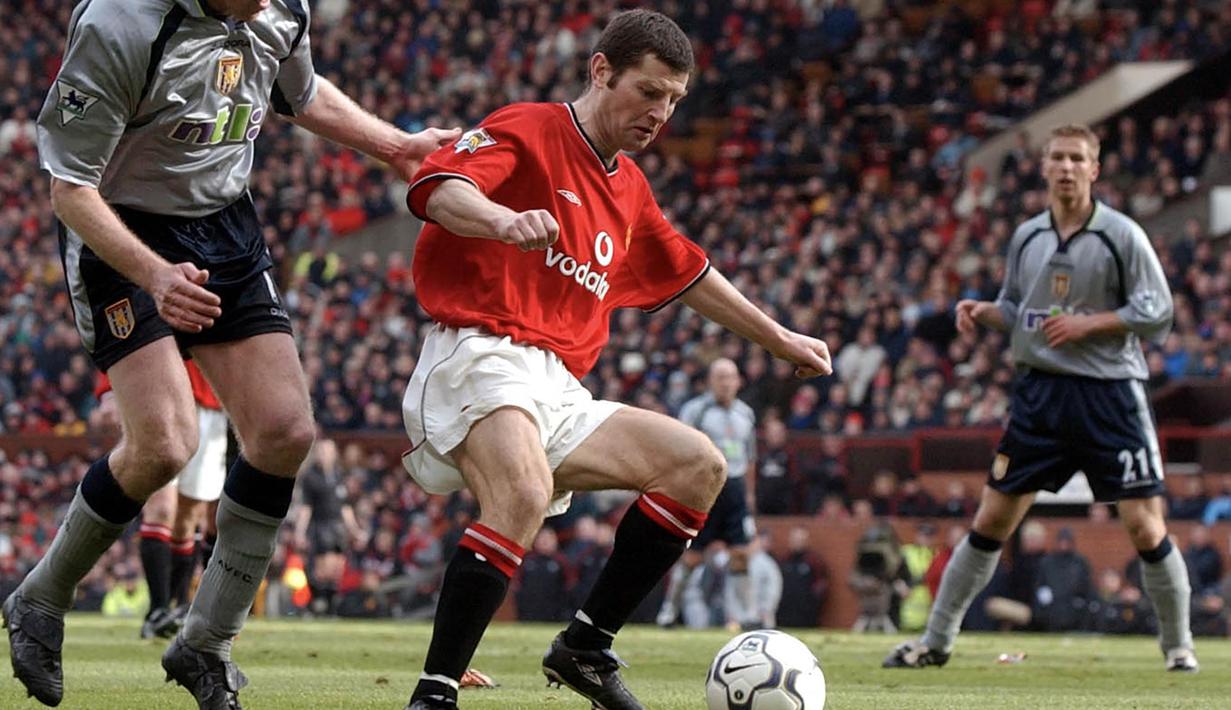 Denis Irwin (450) - Irwin bermain sangat baik di sisi kiri skuat The Red Devils di bawah Sir Alex Ferguson. Pemain dari Irlandia ini 450 kali dimainkan selama 12 musim membela Manchester United. (AFP/Paul Barker)