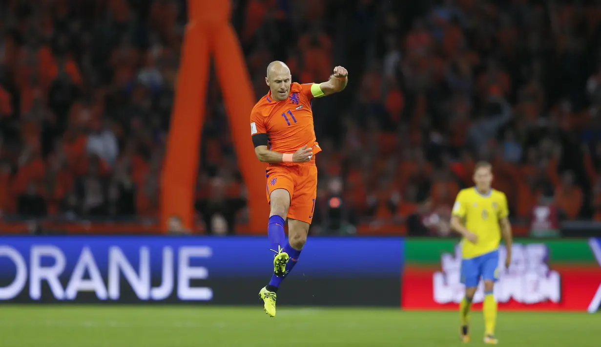 Selebrasi Arjen Robben usai membobol gawang Swedia pada kualifikasi Piala Dunia 2018 grup A di Amsterdam Arena, Amsterdam (10/10/2017). Belanda menang 2-0 . (AP/Peter Dejong)