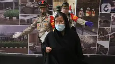 Etty binti Toyib saat tiba di bandara Soekarno Hatta, Tangerang, Senin (6/7/2020). Etty binti Toyyib merupakan Pekerja Migran Indinesia  asal Majalengka, Jawa Barat yang lolos dari hukuman mati di Arab Saudi berkat tebusan 4 juta riyal atau Rp 15,5 miliar. (Liputan6.com/Angga Yuniar)