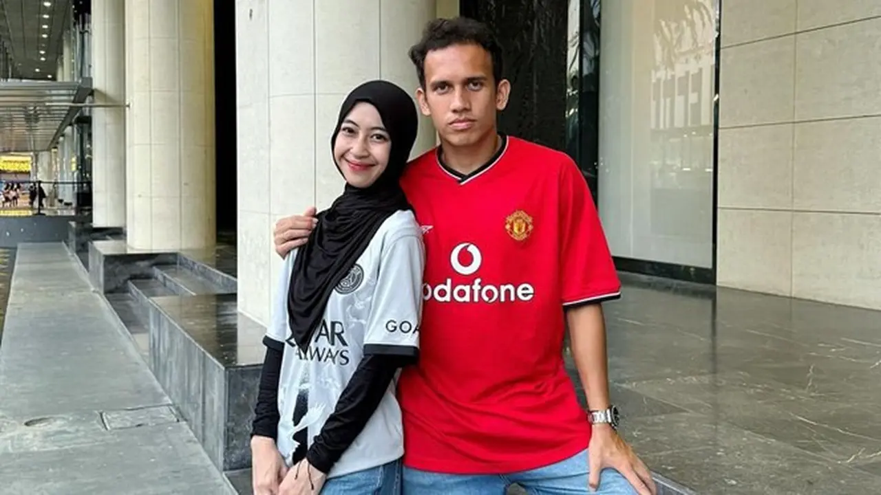 7 Potret Adiba Khanza dan Egy Maulana Liburan Bareng, Kompak Pakai Jersey