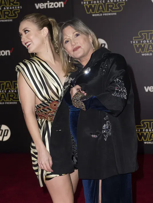 Carrie Fisher memeluk erat putri cantiknya, ia nampak sangat bangga dengan Billie Lourd. Billie juga bermain di serial horor komedi ‘Scream Queens’, dengan cepol rambut sebagai penghargaan untuk gaya rambut Leia dalam film aslinya. (AFP/Bintang.com)
