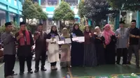 &nbsp;Siswa bersama komite, kepala sekolah, pembina tahfidz dan wali kelas