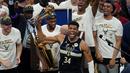 Berkat Giannis Antetokounmpo, Milwaukee Bucks dapat akhiri 50 tahun puasa gelar NBA di musim 2020/2021 ini. Pemain yang bergabung dengan Bucks delapan tahun lalu ini, kini tengah menikmati puncak karirnya di NBA. (Foto: AP/Paul Sancya)