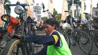 Ni Made Dwi Puspasari sudah hampir 18 tahun bergelut di dunia sepeda ontel. Foto: (Liputan6.com / Panji Prayitno)