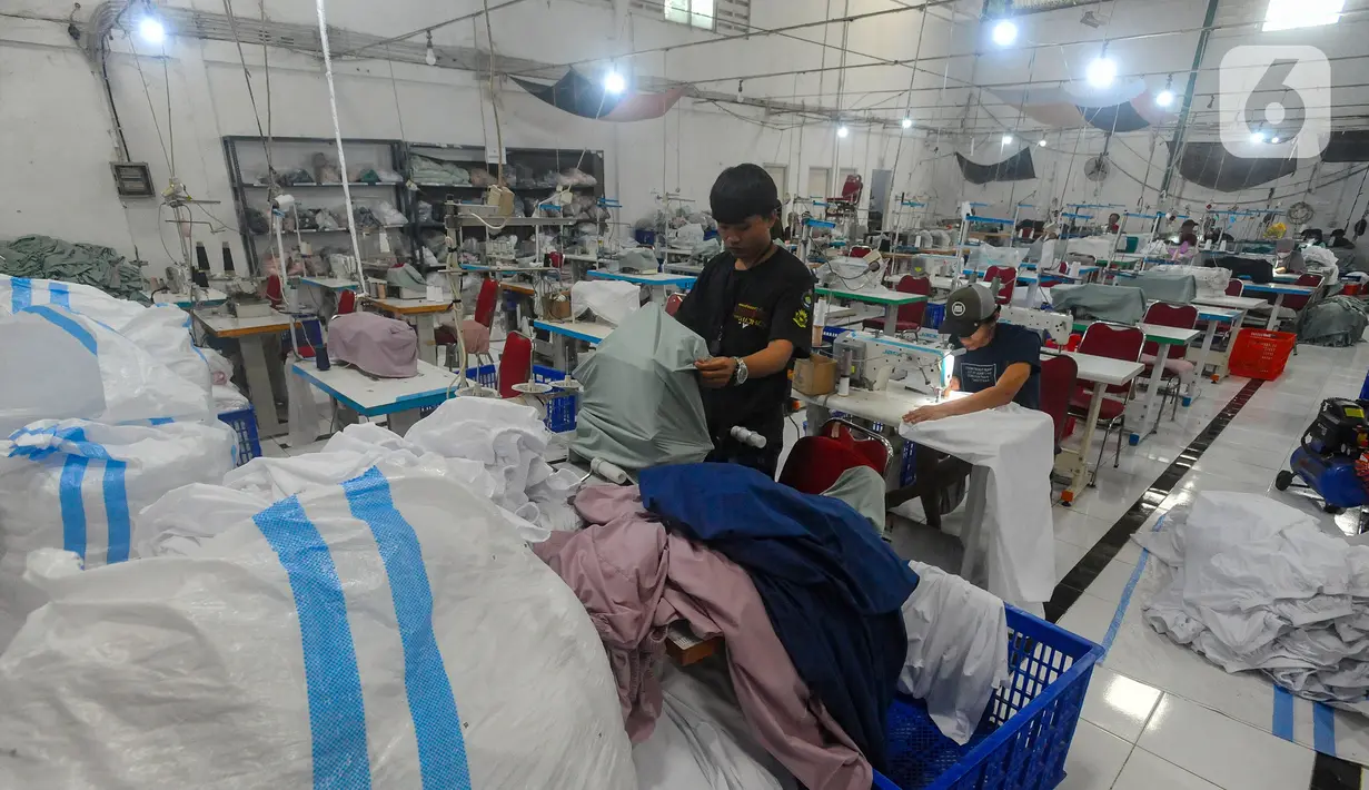 Jelang Hari Raya Idul Fitri permintaan busana mukena Siti Khadijah meningkat hingga  25 persen jika dibandingkan tahun lalu. (merdeka.com/Arie Basuki)