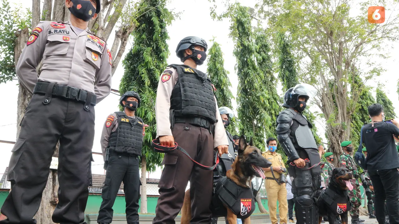 Personel gabungan saat mengikuti apel kesiapan pengamanan Pilkada Sulteng