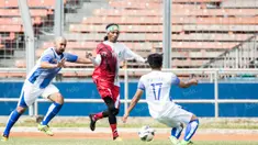 Mantan striker timnas Indonesia, Rochy Putiray, berusaha melewati pemain Siwo Jaya pada laga Agum Gumelar Cup di SUGBK, Jakarta, Minggu (10/4/2016). Para mantan pemain timnas Indonesia menang 2-1 atas Siwo Jaya. (Bola.com/Vitalis Yogi Trisna)
