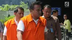 Keponakan Ketua DPR Setya Novanto, Irvanto Hendra Pambudi (tengah) dan Kabid Perizinan DPM PTSP Pemkab Subang, Asep Santika berjalan menuju gedung KPK untuk menjalani pemeriksaan, Jakarta, Kamis (29/03). (Merdeka.com/Dwi Narwoko)