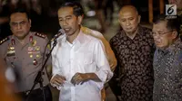 Presiden Jokowi memberikan keterangan pers Bom Kampung Melayu di Terminal Kampung Melayu Kamis (25/5) malam. Jokowi meminta kepada  masyarakat Indonesia  tetap tenang dan menjaga kesatuan. (Liputan6.com/Faizal Fanani)