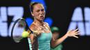 Petenis putri asal Ukraina Kateryna Bondarenko mengembalikan bola pukulan lawannya asal Rusia Svetlana Kuznetsova pada pertandingan babak kedua Australia Terbuka di Melbourne, Australia, (20/1/2016). (AFP/SAEED KHAN)