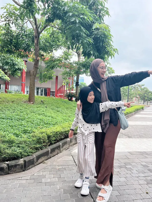 Poppy Bunga dan anaknya, Khanza (Instagram.com/poppybungariphat)