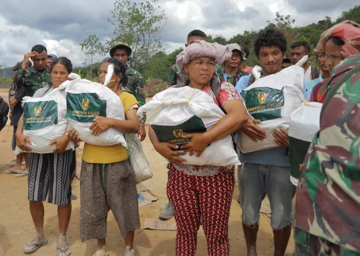 FOTO: Satgas Gulbencal Kodam I/BB Percepat Distribusi Bantuan ke Wilayah Terisolasi di Tapanuli Utara