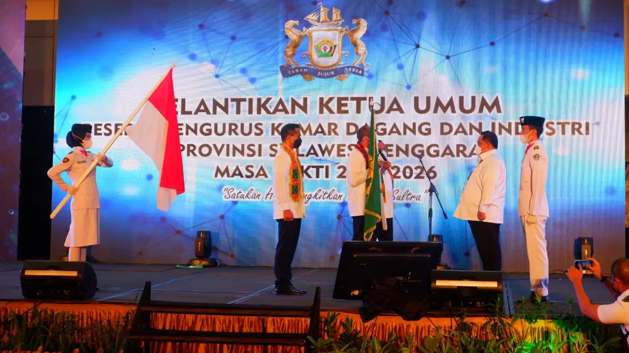 Pelantikan Anggota Kadin Sultra, salah satu anggotanya Ketua Walhi Sultra Saharuddin.(Liputan6.com/Ahmad Akbar Fua)
