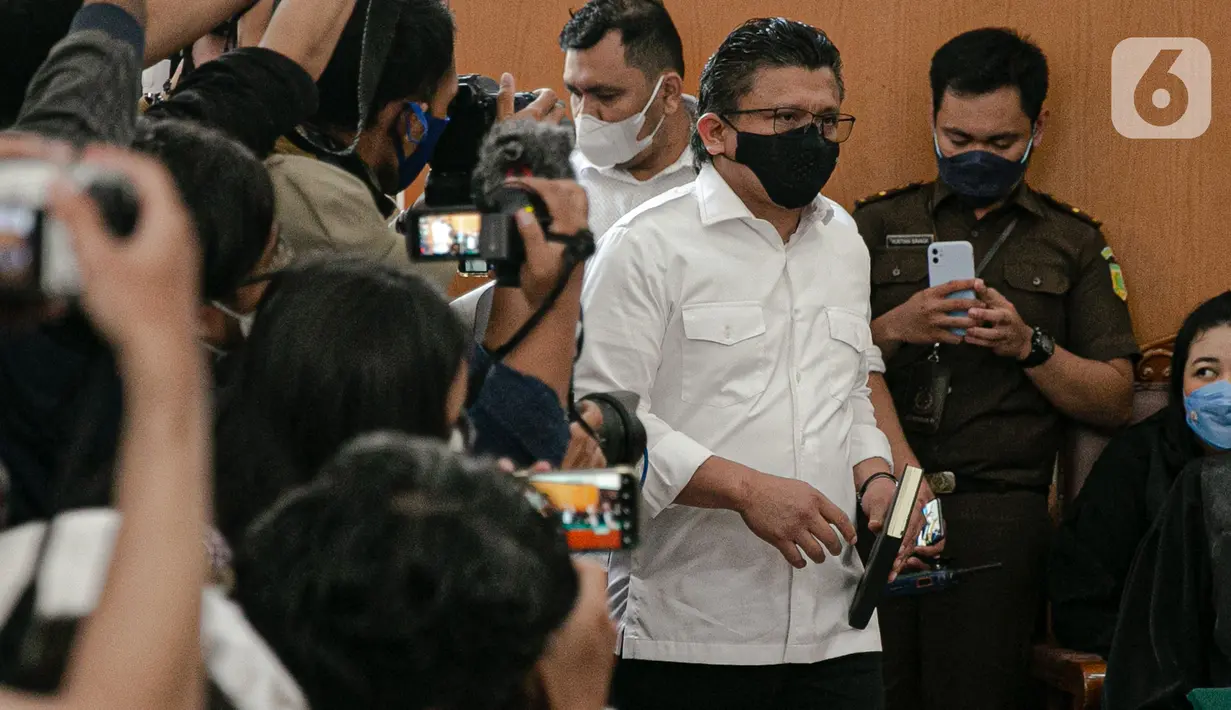 Terdakwa kasus pembunuhan berencana terhadap Yosua Hutabarat atau Brigadir J, Ferdy Sambo melambaikan tangan saat bersiap menjalani sidang putusan di PN Jakarta Selatan, Senin (13/2/2023).  Sebelumnya, Ferdy Sambo sudah menjalani sidang pembacaan duplik atas tanggapan repik penuntut umum pada 31 Januari dan dan sang istri Putri Candrawathi pada 2 Februari 2023. (Liputan6.com/Faizal Fanani)
