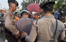 Anggota Polisi Terluka Saat Berupaya Cegah Massa Demonstran Bakar Ban